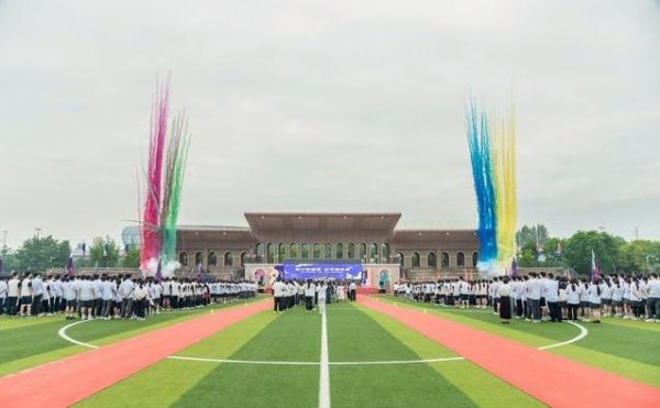 红河配资 千名学生红毯开启新学期，老师送“神奇种子”，这学校咋这么会？
